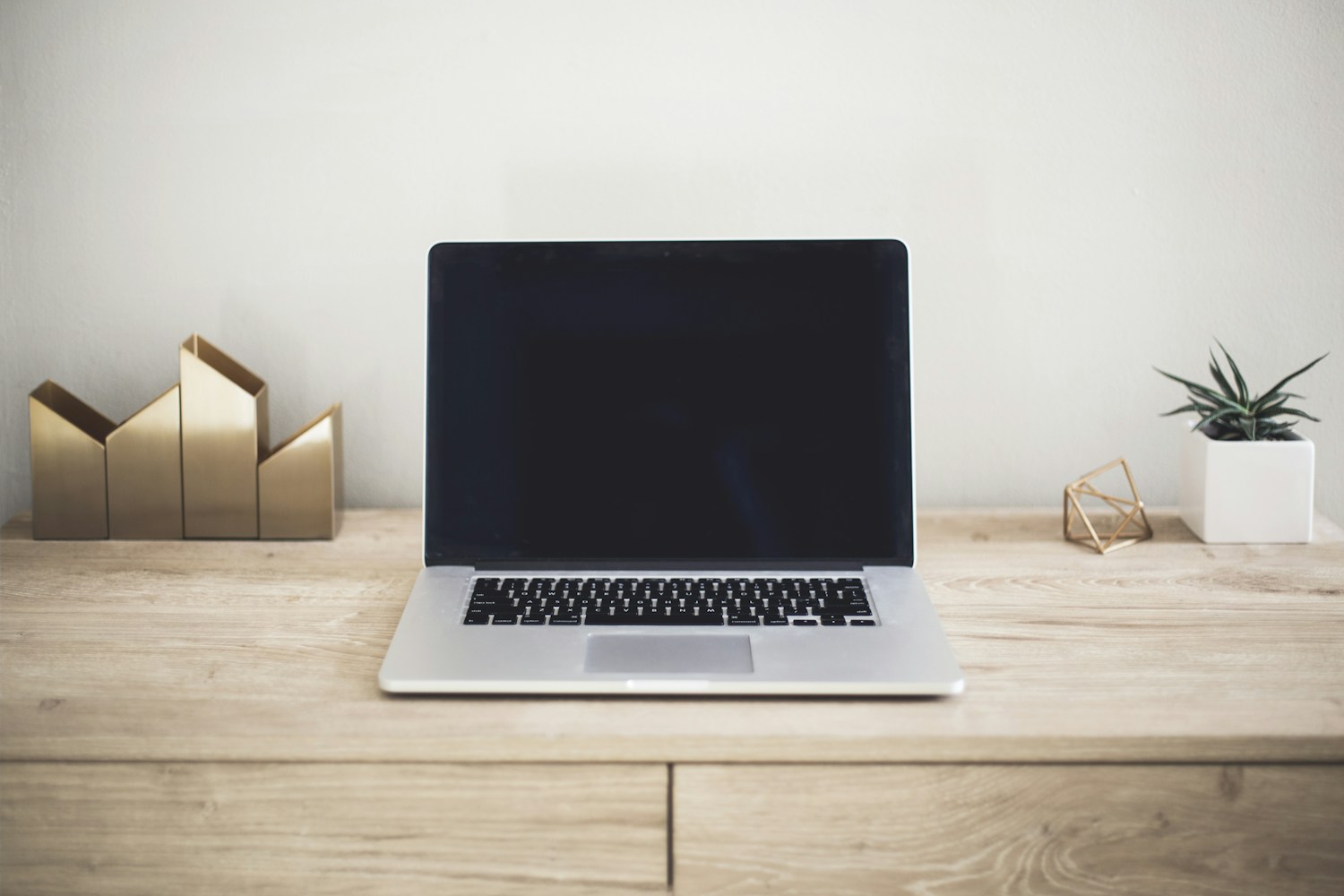 Ordenador portátil sobre una mesa de trabajo